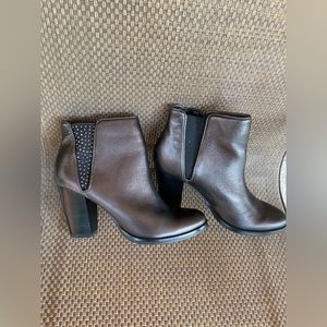 Reba women’s booties size 7.5 Leather upper balance man made New newer worn